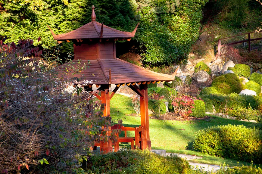  Подчеркнут вашу беседку, посаженные рядом невысокие растения с яркой листвой и необычной формой, рокарий(каменистый сад).