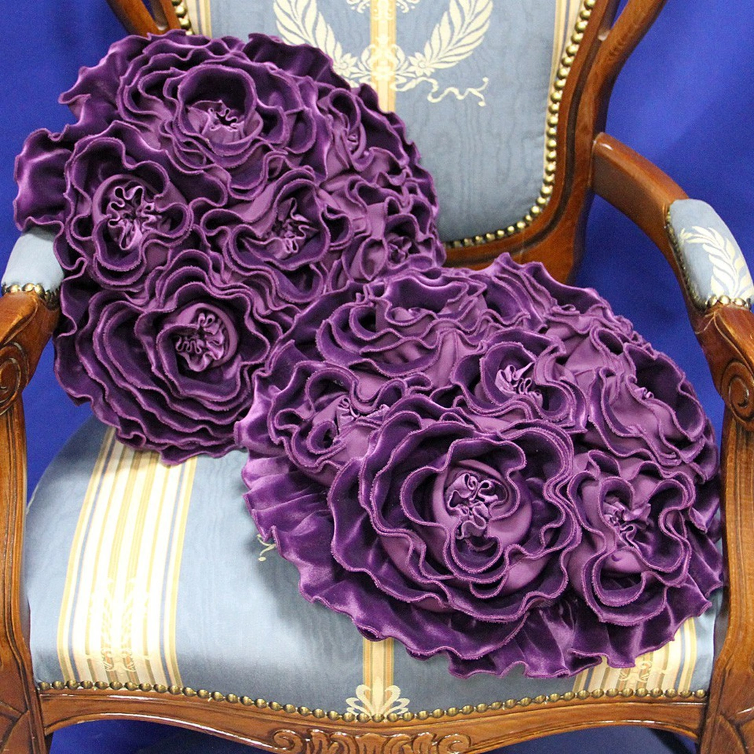 Кружево, рюши, цветочный принт, декор из текстильных элементов для подушек помогут привнести романтическое настроение