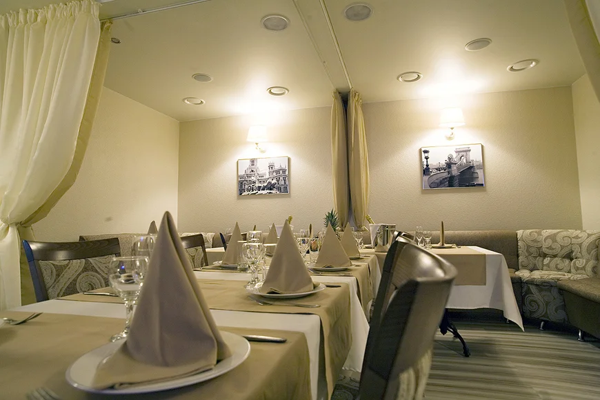 В оформлении использованы приглушенные светло-бежевые цвета