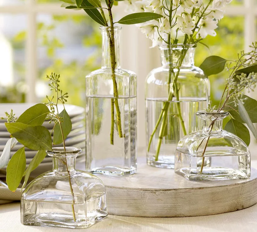 Для такого зеленого декора подойдут даже веточки ивы, вишни, жасмина.