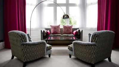 Стулья, желательно, не расставлять по всей комнате, попробуйте сгруппировать их, создавая зону для общения. 