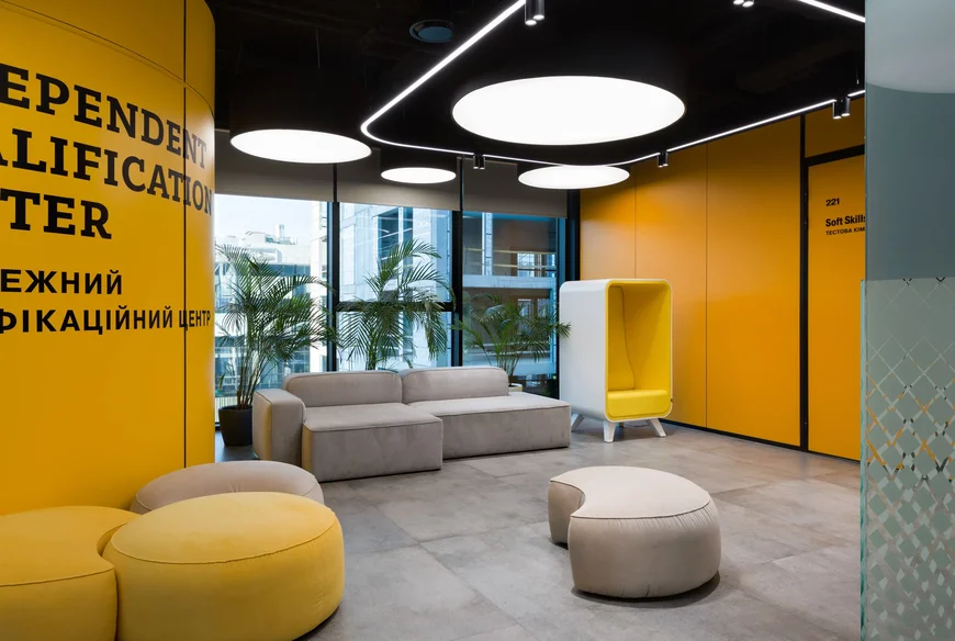 АКАДЕМІЯ ДТЭК: жовта зала