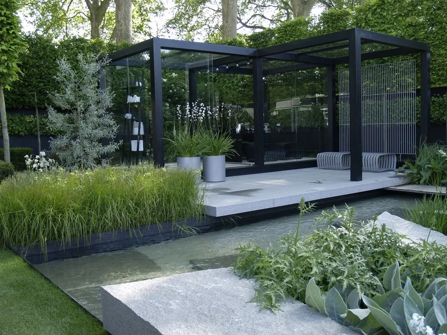 Открытое солнечным лучам и наполненное воздухом пространство