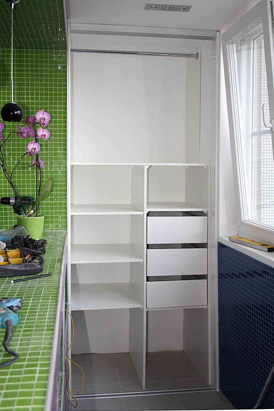 Гардеробная комната на балконе. 