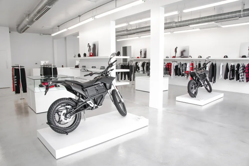 Оригинальный дизайн магазина мужской одежды DOPE в Лос-Анджелесе