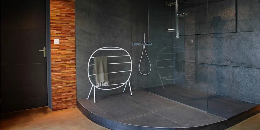 Каменный шпон в ванной