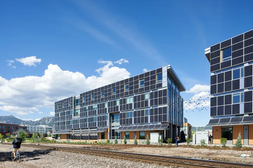 Сонячні панелі на фасаді багатоповерхівки