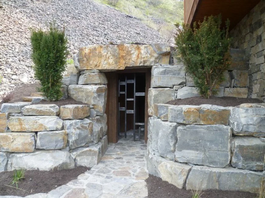 Вход в винный погреб