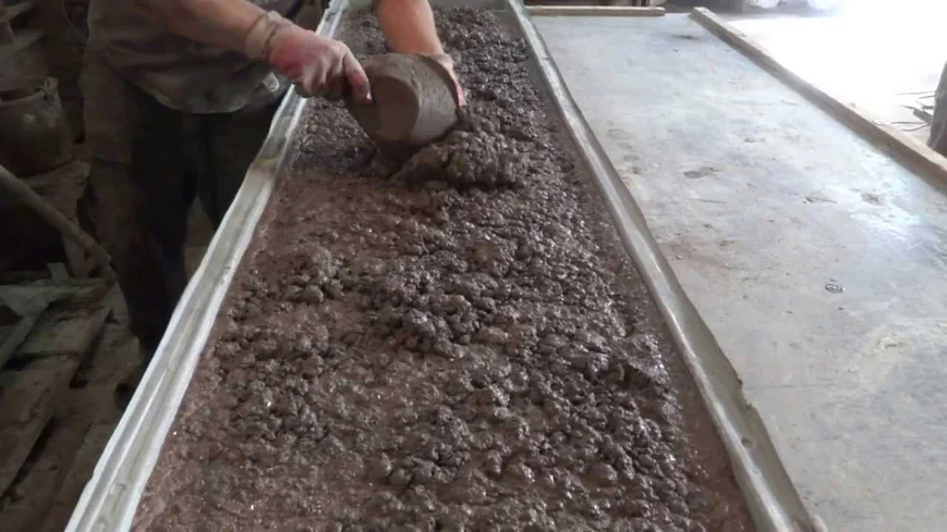 Этапы производства бетонных заборов: заливка в форму.