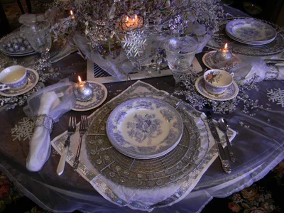 обратите внимание на текстиль(скатерть, салфетки, дорожки) для стола.