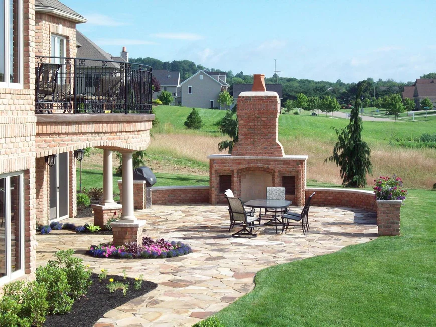 Постарайтесь оборудовать очаг полками, столешницей и ящиками.