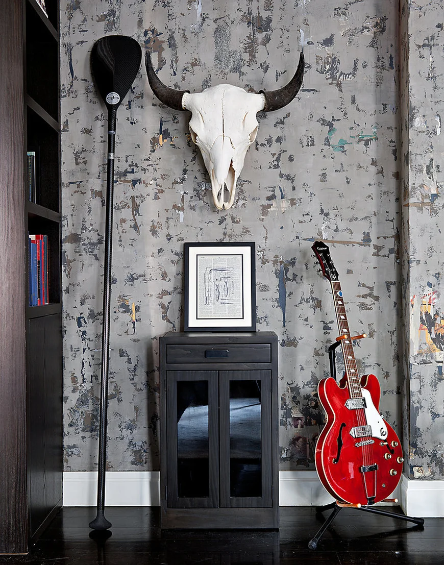 Мужской интерьер никогда не получается безликим, он всегда рассказывает о своем хозяине, его активности и предпочтениях