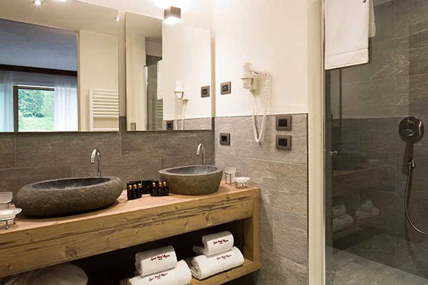 Гибкий камень в отделке ванной