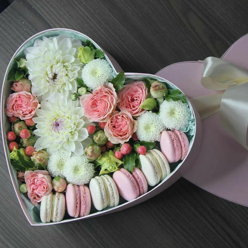 Цветы в коробке со сладостями