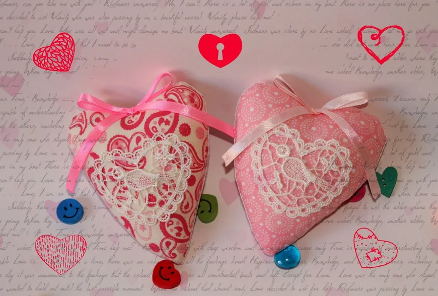 Декор для интерьера:сердечки из ткани, кружева и бусин. 