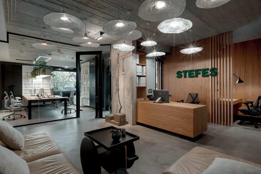 СТЕФЕС ОФІС - тут вони працюють та живуть