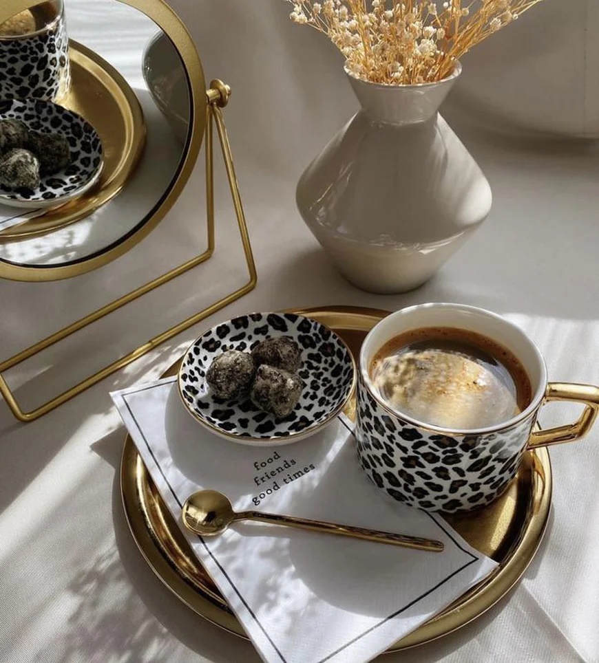 Порцелянова чашка з малюнком із золотими деталями принт тваринний