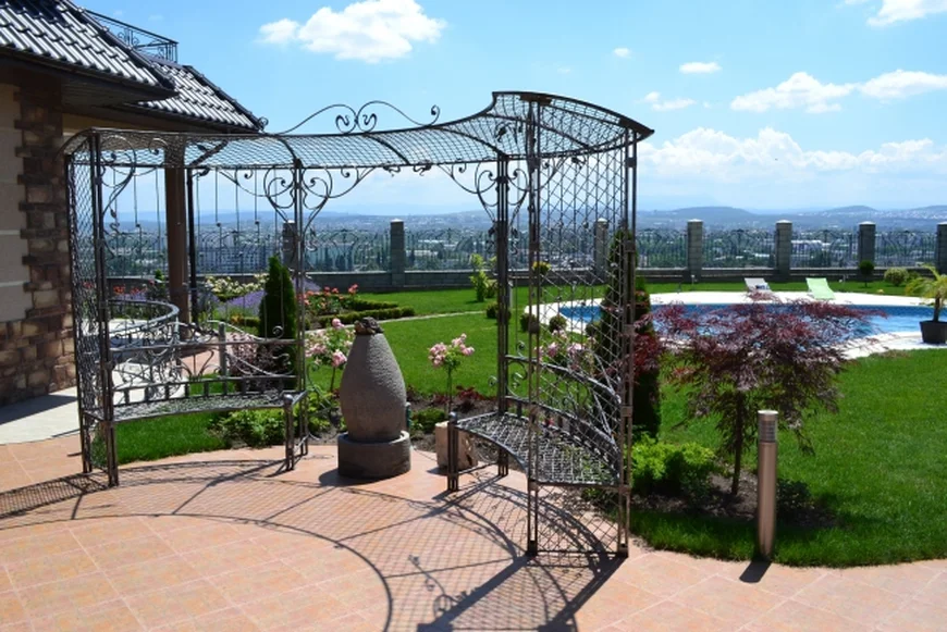 Выгодно смотрится возле водоема или бассейна. Выгодно смотрится возле водоема или бассейна.