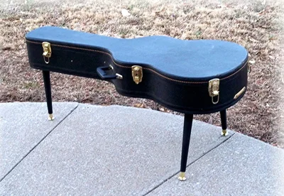 Журнальный столик из старого футляра для скрипки