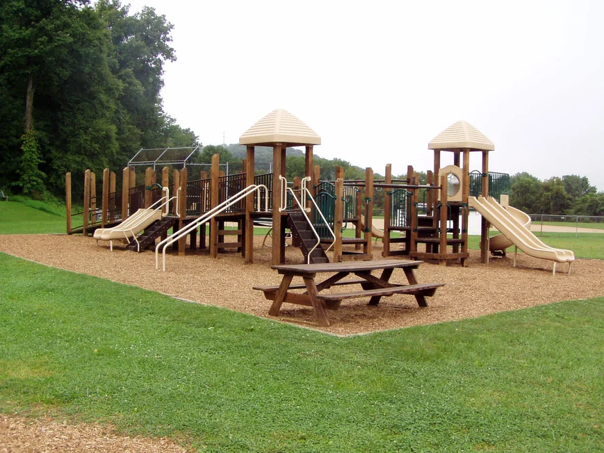 Площадка для спортивных занятий и подвижных игр. Зоны отдыха в саду Площадка для спортивных занятий и подвижных игр. Зоны отдыха в саду