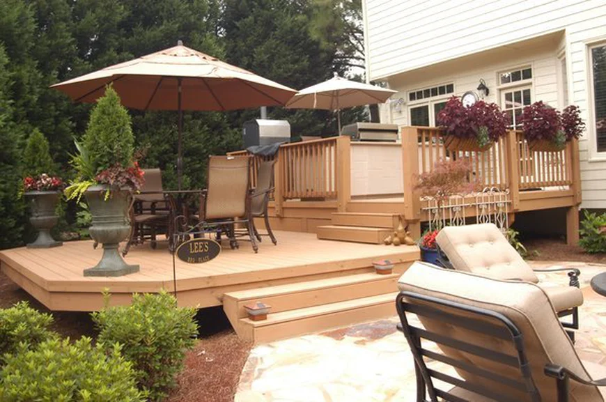 Пластиковые модули с рифленой поверхностью - наиболее быстрый способ создания уютного внутреннего дворика. Это один из самых недорогих и доступных стройматериалов.