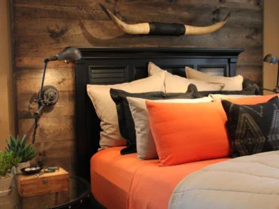 Старая дверь сарая из фактурных досок вполне может стать произведением искусства, если повесить ее над кроватью 