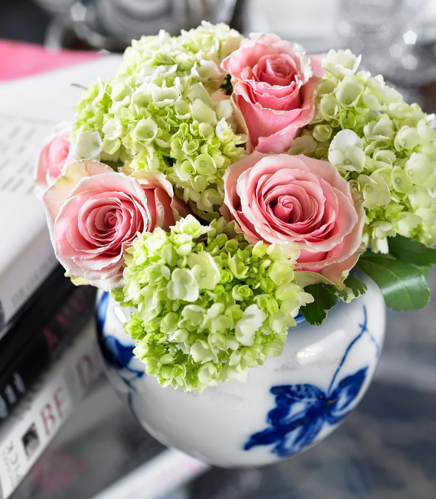 Композиции цветов равномерно зафиксируйте.