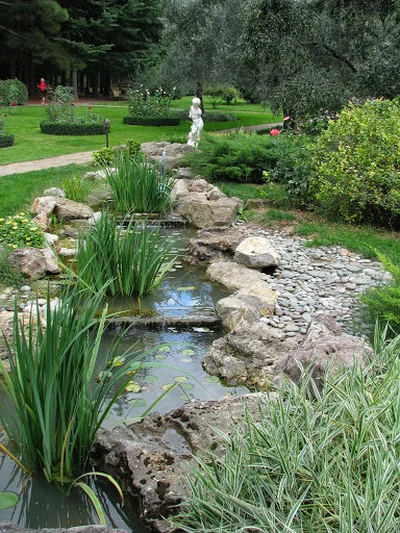 Звонкий, веселый ручей оживляет пейзаж вокруг и насыщает воздух влагой.