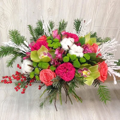 зимний букет с розами пиано, илексом, цимбидиумом и хлопком.