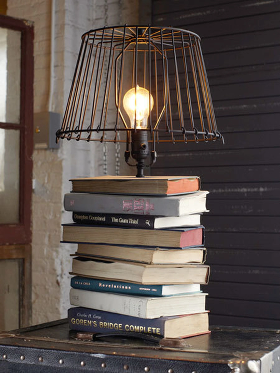 Настольный светильник из старых книг и абажура