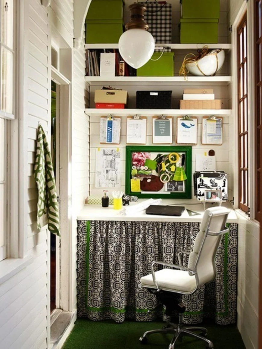 Компьютерный стол и стеллажи для книг и вещей не займут много места. 