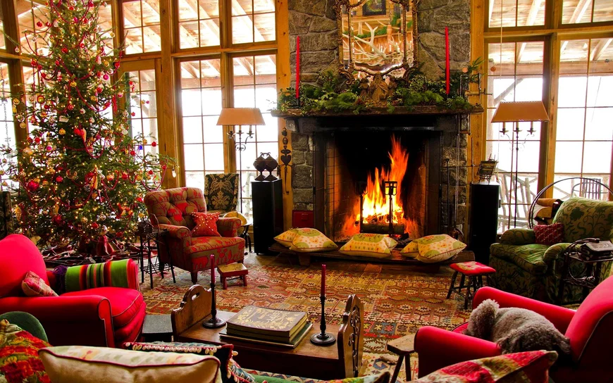 На каминной полке расставьте свечи в подсвечниках и без, повесьте рождественский венок или гирлянду, рассадите игрушечных гномов и снеговиков