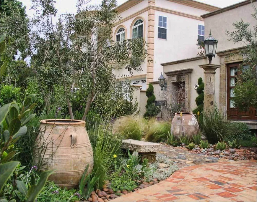 Сады Франции имеют свободное оформление, характерное стилям Прованс и кантри