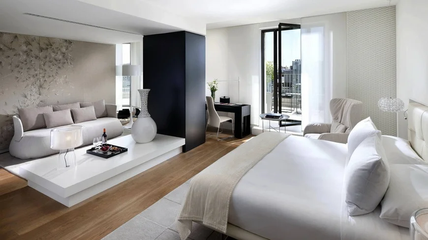 Элементы серебристо-серого,жемчужного цвета и топленого молока значительно улучшают цветовую композицию спальни. 