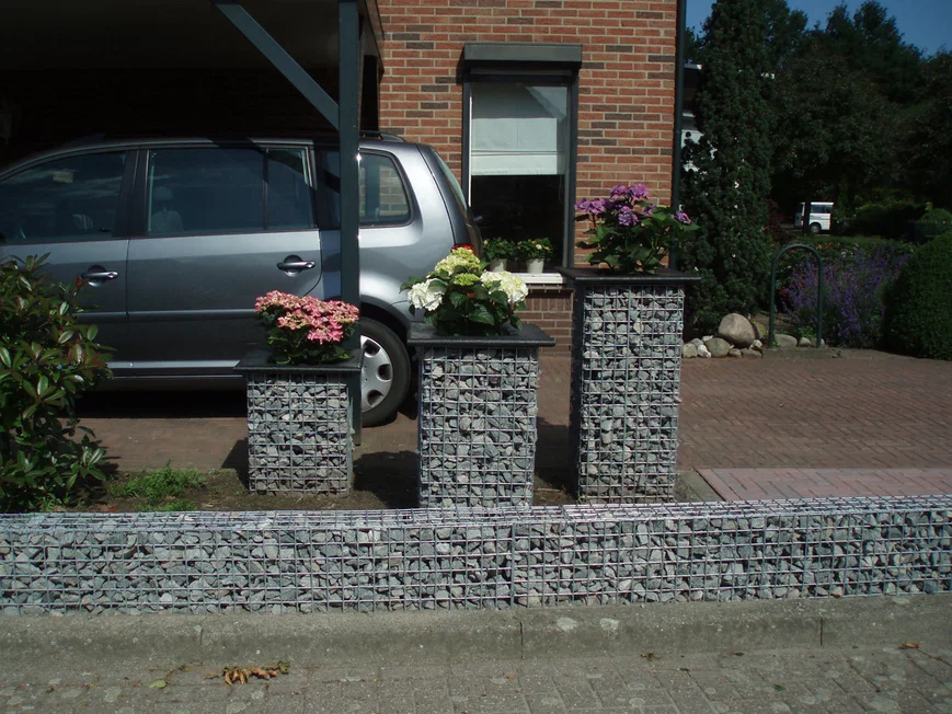 Бордюры вдоль садовых дорожек и оригинальные цветники