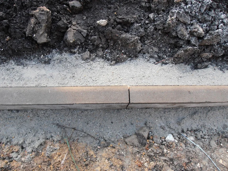 Устанавливаем бордюр Устанавливаем бордюр