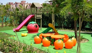 Избегайте острых углов, швов и прочих травмоопасных элементов.