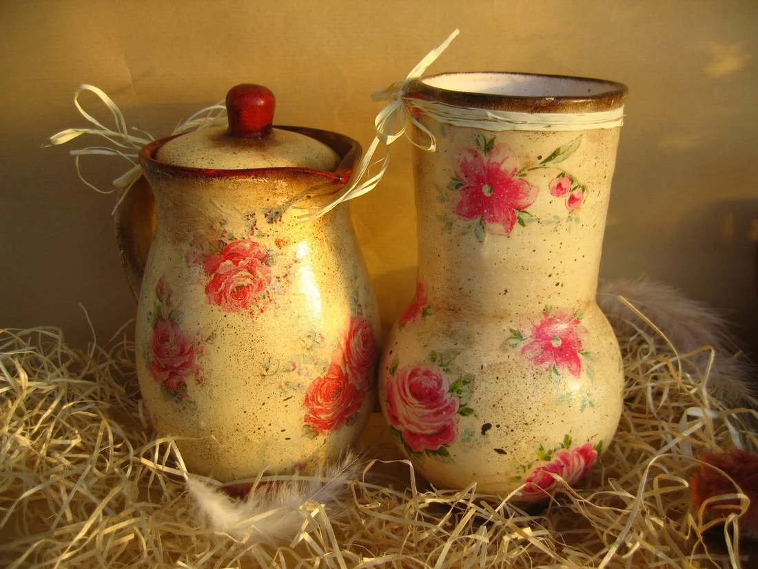 Цветы на посуде и керамических вазах - классика стиля. 