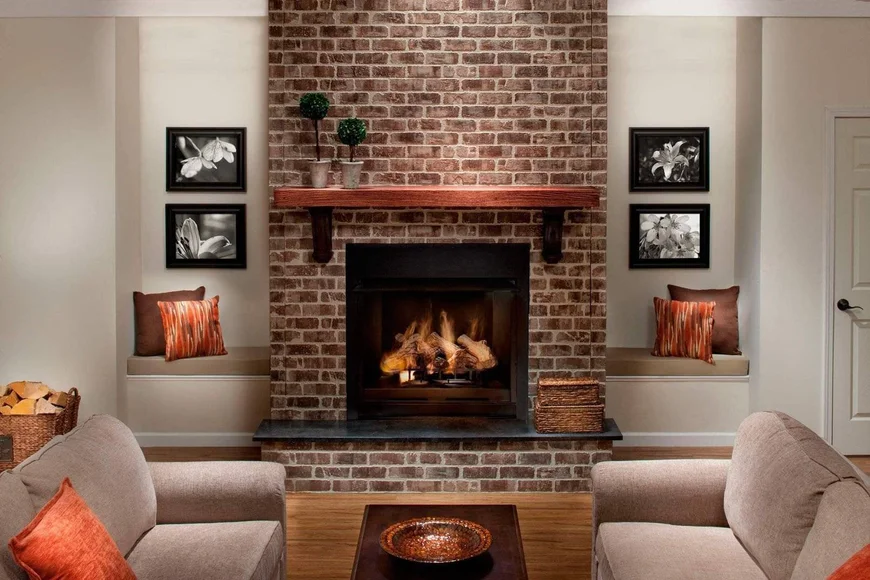 Керамический кирпич в отделке камина