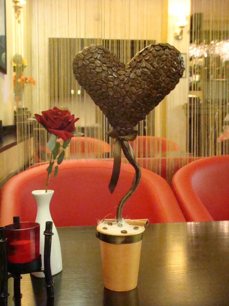 Топиарий из кофейных зерен.