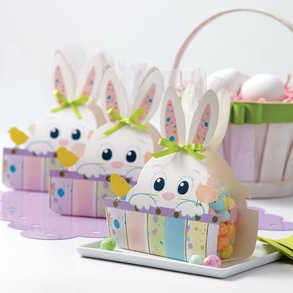 Писанки-расписывают узорами вручную, крашенки - окрашивают в яркие цвета. 