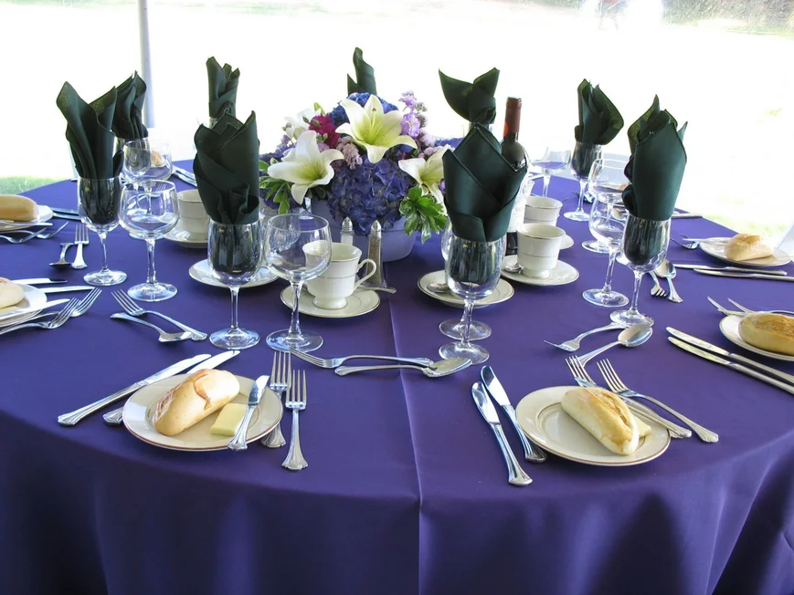 Шикарно и торжественно выглядит сочетание синего и белого.