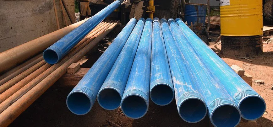 Обсадная труба устанавливается при бурении скважины под воду для защиты стенок от давления грунта и предотвращения изменения конфигурации