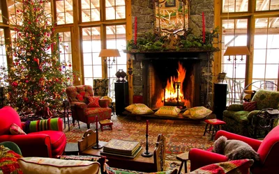 на каминной полке расставьте свечи в подсвечниках и без, повесьте рождественский венок или гирлянду, рассадите игрушечных гномов и снеговиков