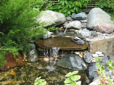 Источник прекрасно будет смотреться в садах разных стилей. Возле такого водоема с удовольствием растут растения и собираются бабочки.