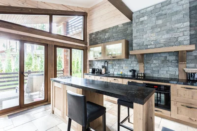 дерево в дизайне кухни