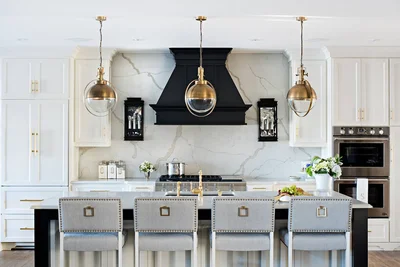 Белая кухня с черной вытяжкой.