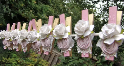 Jформленные розочками в пастельных цветах, бантиками и бусинками, прищепки можно использовать в стиле прованс.