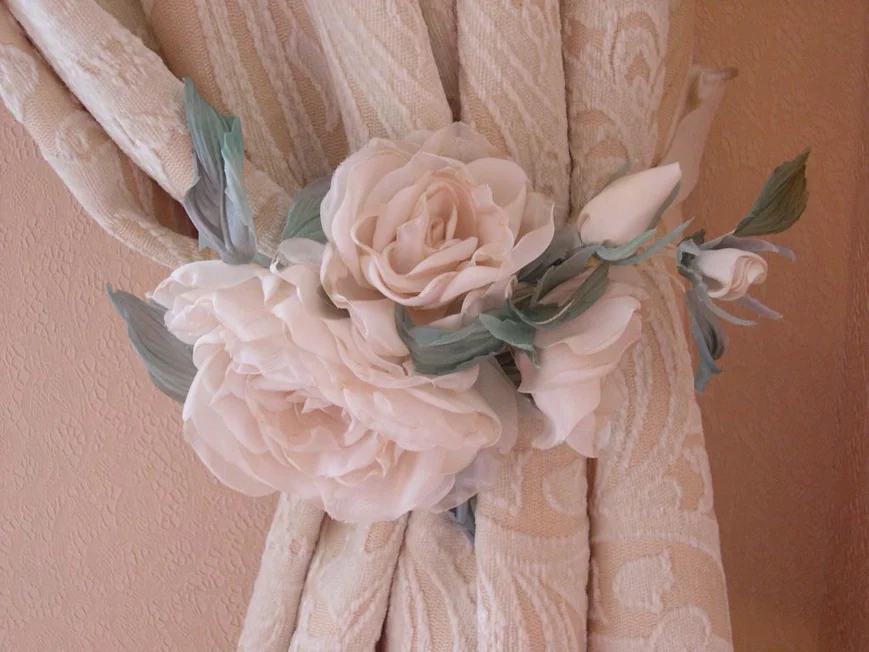 Подхваты для штор в виде романтичного веночка их цветов нежных пастельных оттенков.