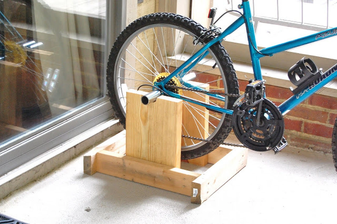 Самодельная конструкция поможет превратить велосипед в велотренажер